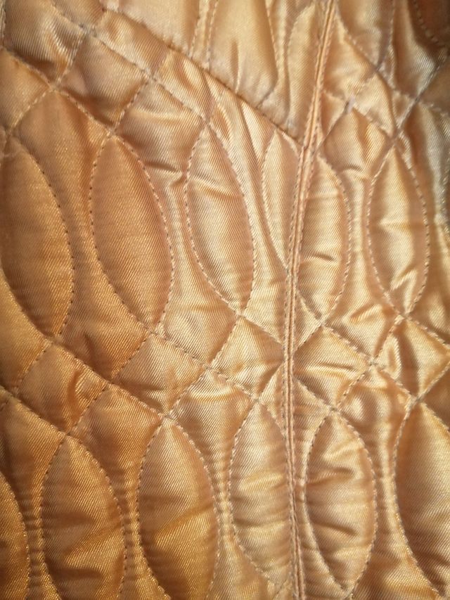 Cazadora acolchada dorada