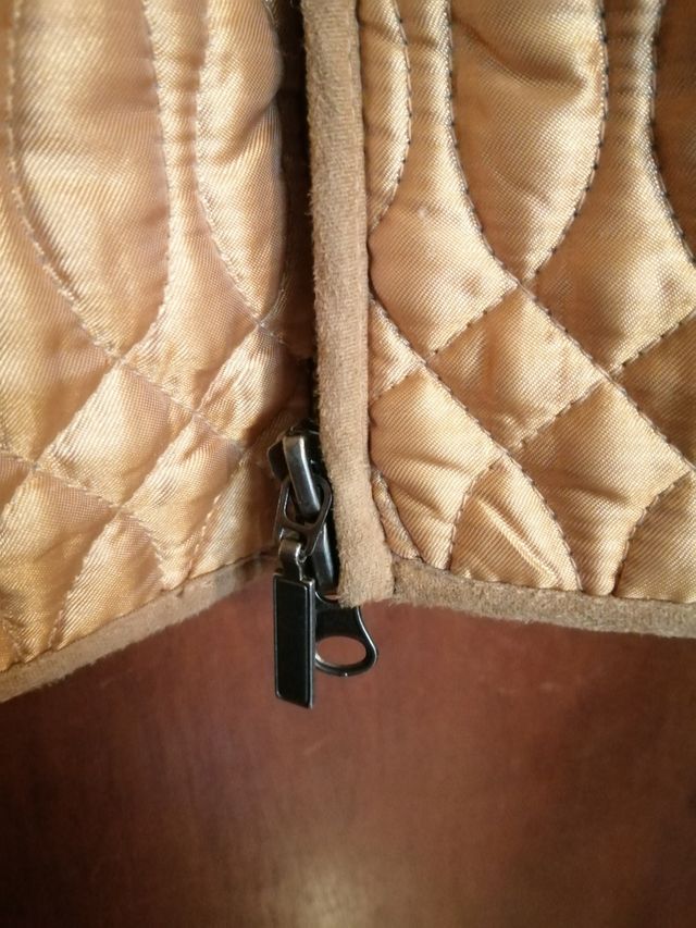 Cazadora acolchada dorada