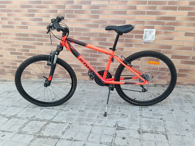 Bicicleta de marchas de color naranja