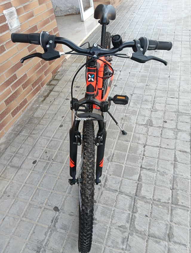 Bicicleta de marchas de color naranja