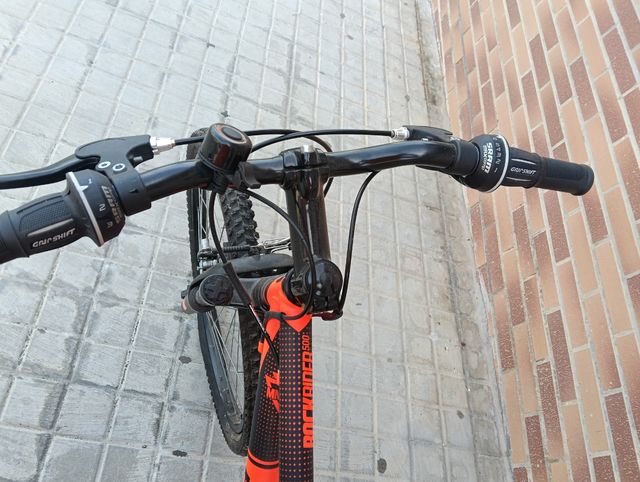 Bicicleta de marchas de color naranja