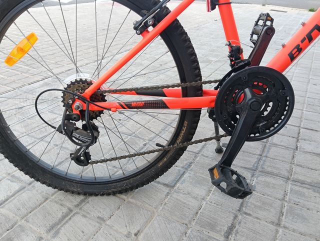 Bicicleta de marchas de color naranja