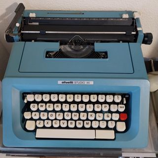 ESTUPENDA MÁQUINA DE ESCRIBIR OLIVETTI