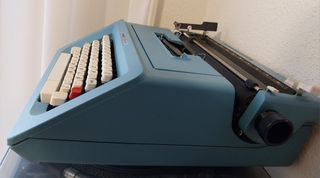 ESTUPENDA MÁQUINA DE ESCRIBIR OLIVETTI