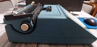 ESTUPENDA MÁQUINA DE ESCRIBIR OLIVETTI