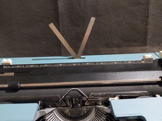 ESTUPENDA MÁQUINA DE ESCRIBIR OLIVETTI