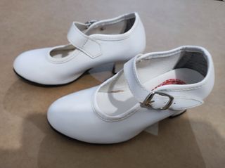 Zapatos infantiles de flamenco.