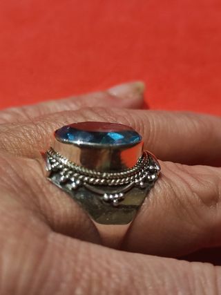 Anillo en plata y topacio facetado 