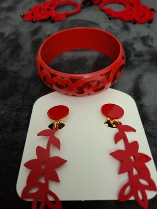 Pendientes y pulsera de flamenca en color rojo