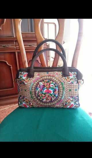 Bolso floral, étnico, estampado con flores. Señora