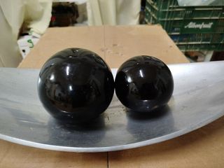 Plato adorno con bolas negras