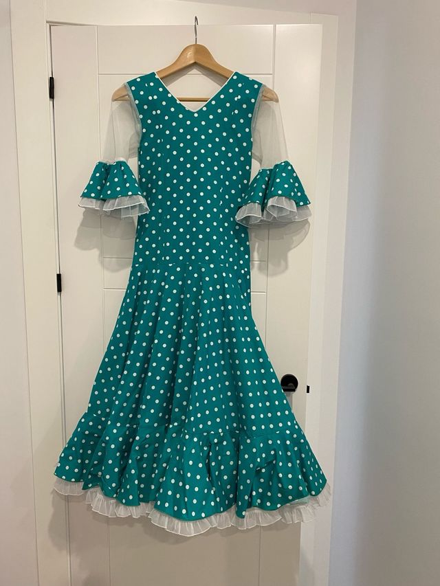 Vestido flamenca, manton, flores y pendientes