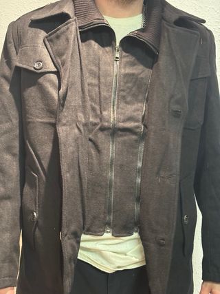 Chaqueta entallada tipo gabardina negra
