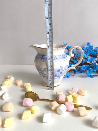 Preciosa jarra de leche o espuma porcelana