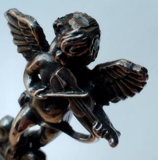 * Lupa vintage de ángel querubín con violín 
