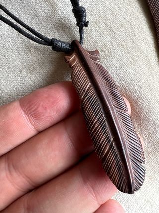Colgante pluma tallada en madera