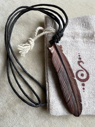 Colgante pluma tallada en madera