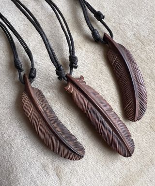 Colgante pluma tallada en madera