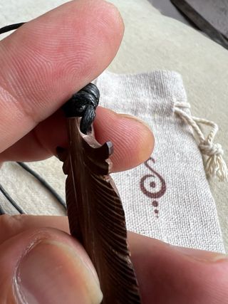 Colgante pluma tallada en madera