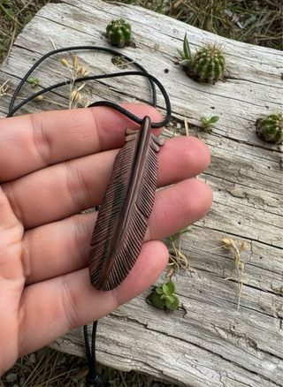 Colgante pluma tallada en madera