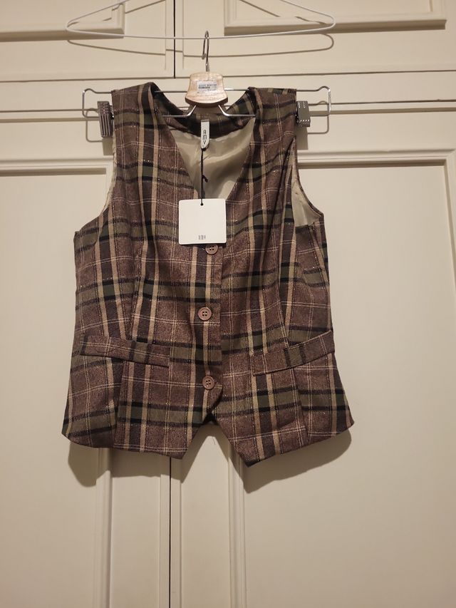 Nuevo. Chaleco de cuadros escoceses con brillo.
