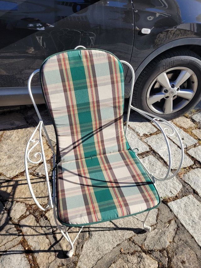 Sillas de forja con reposabrazos de jardín