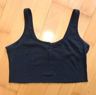 Crop top negro de tirantes Bershka
