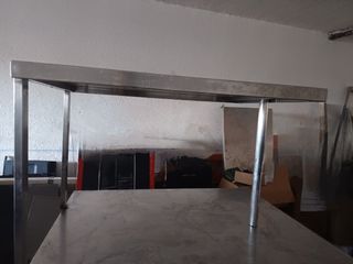 Mesa mural de acero inoxidable con estante