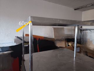 Mesa mural de acero inoxidable con estante