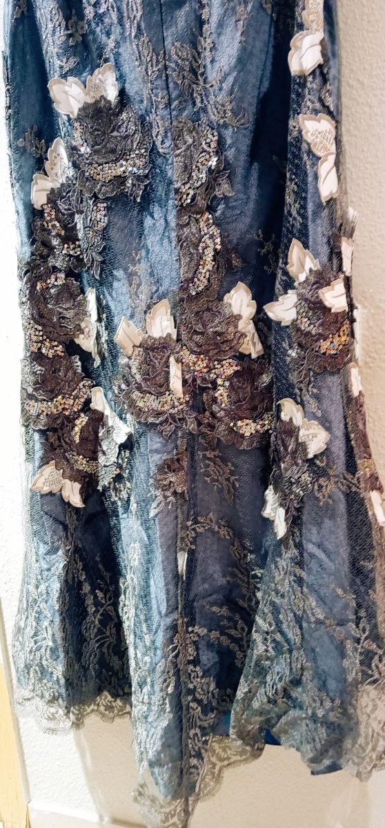 Vestido de Boda, una joya puesto.