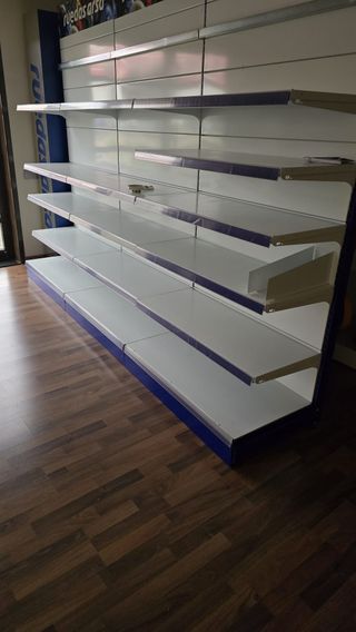 EXPOSITOR CHAPA METALICO CON ESTANTERIAS