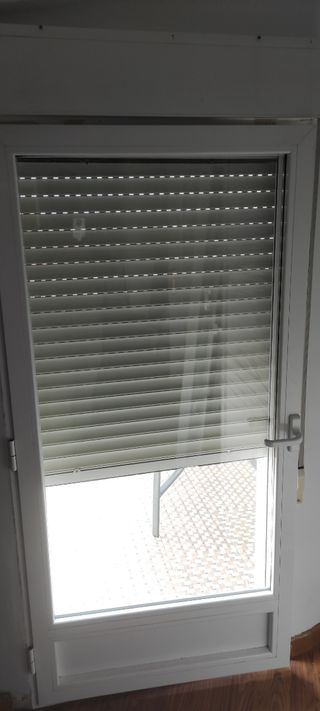 Puerta de aluminio con persiana