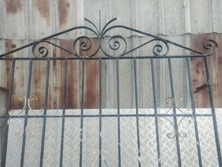 Reja de forja antigua de hierro macizo