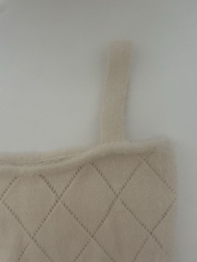 Top a maglia smanicato beige con motivo a rombi