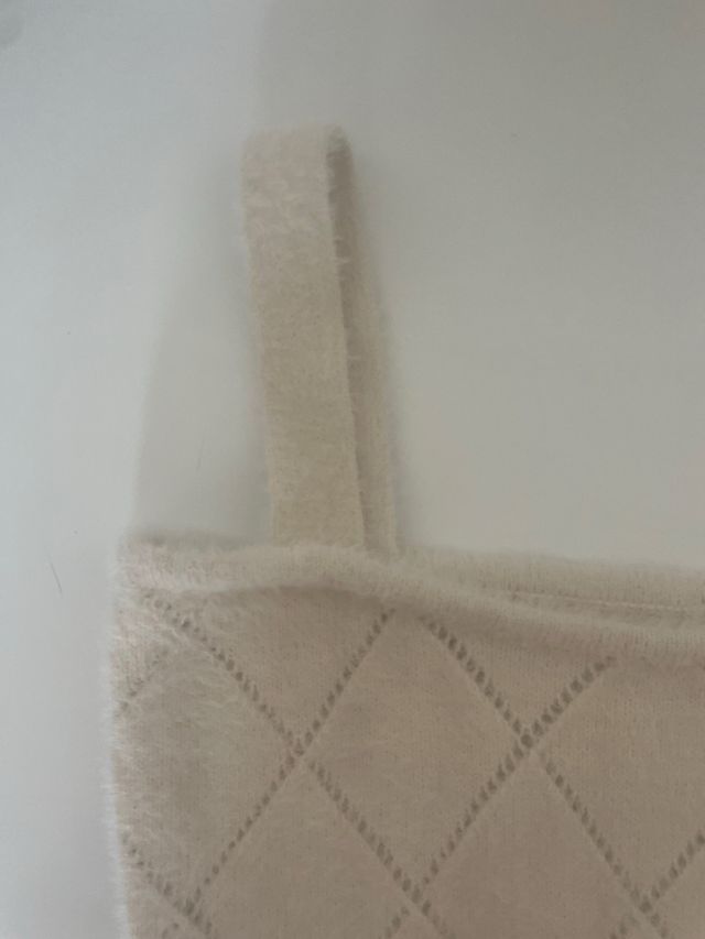 Top a maglia smanicato beige con motivo a rombi