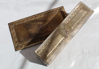 Caja de madera y chapa antigua.