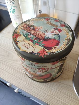 Caja de metal redonda navideña