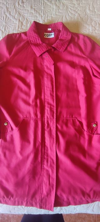 Gabardina roja. Talla grande 54