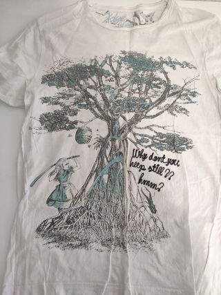 Camiseta pull and bear Alicia en el país