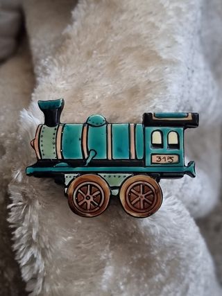 Antiguo broche con locomotora.