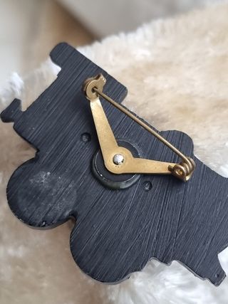 Antiguo broche con locomotora.