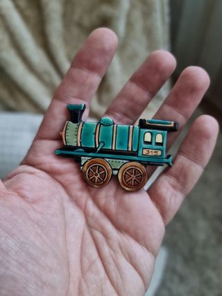 Antiguo broche con locomotora.