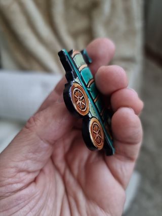 Antiguo broche con locomotora.