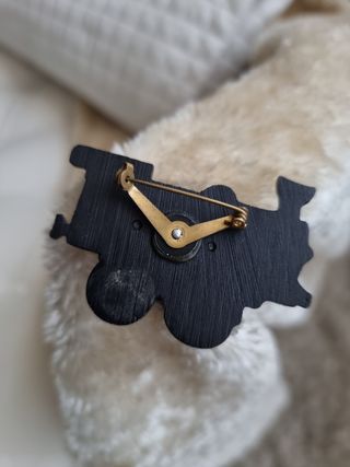 Antiguo broche con locomotora.