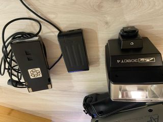 Cámara de video antigua SONY y trípodes