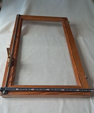 2 HOJAS DE VENTANA CON CRISTALES.    SIN MARCO.