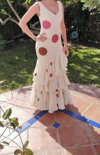 Traje de gitana color crema con lunares pintados