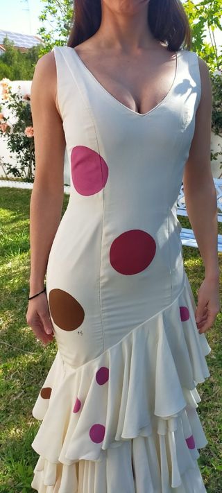 Traje de gitana color crema con lunares pintados