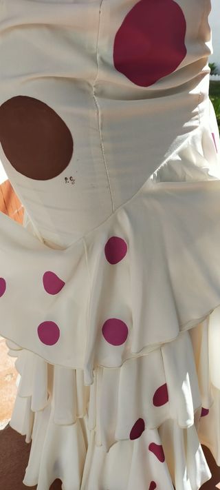 Traje de gitana color crema con lunares pintados