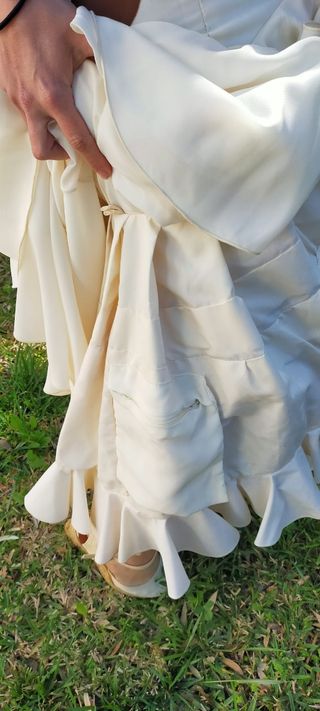 Traje de gitana color crema con lunares pintados